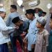 Safari Subuh di Masjid Baitul Mukhlisin, Gubernur Al Haris Berikan Sembako dan Santuni Anak Yatim