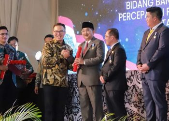 Dedikasi dalam Pembangunan Keluarga, Bupati dan Ketua TP PKK Tanjabbar Terima Manggala Karya Kencana