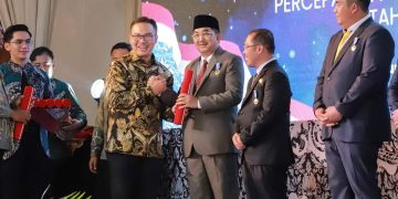 Dedikasi dalam Pembangunan Keluarga, Bupati dan Ketua TP PKK Tanjabbar Terima Manggala Karya Kencana