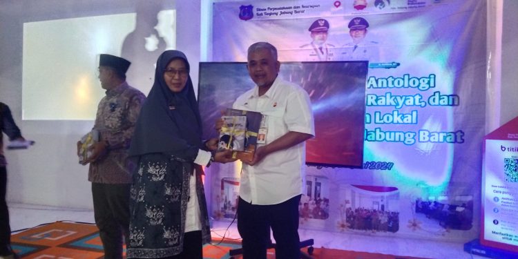 Kadis Perpustakaan dan Kearsipan Tanjab Barat Apresiasi SKK Migas – PetroChina dalam Upaya Peningkatan Literasi di Masyarakat