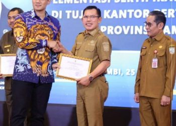 Wako Ahmadi Terima Penghargaan PTSL Dari Mentri ATR/BPR RI