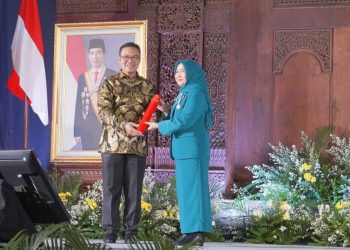 Gubernur Al Haris dan Hesti Haris Dianugerahi Penghargaan Manggala Karya Kencana