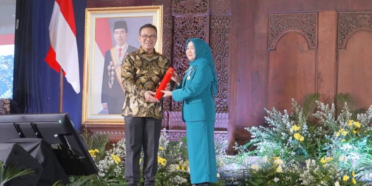 Gubernur Al Haris dan Hesti Haris Dianugerahi Penghargaan Manggala Karya Kencana