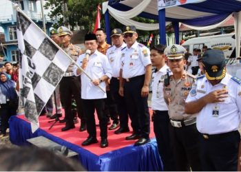 KASAT LANTAS POLRESTA JAMBI DAMPINGI GUBERNUR JAMBI DALAM PELEPASAN ARMADA MUDIK GRATIS TAHUN 2024.
