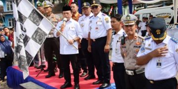 KASAT LANTAS POLRESTA JAMBI DAMPINGI GUBERNUR JAMBI DALAM PELEPASAN ARMADA MUDIK GRATIS TAHUN 2024.