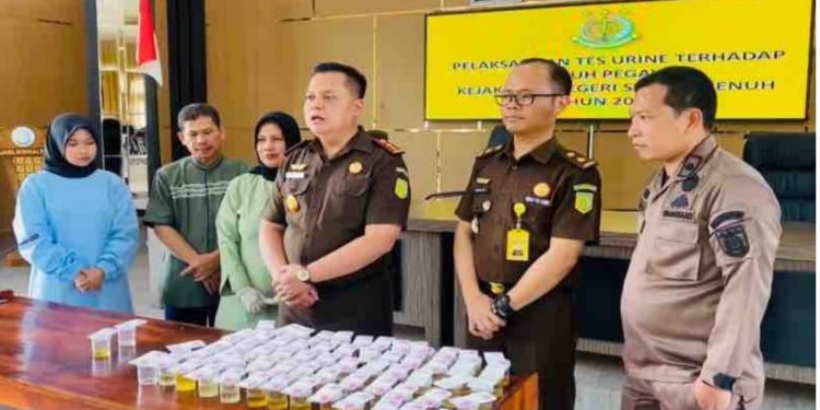 Antisipasi Penyalahgunaan Narkotika, Kejari Sungai Penuh Lakukan Tes Urine Semua Pegawai