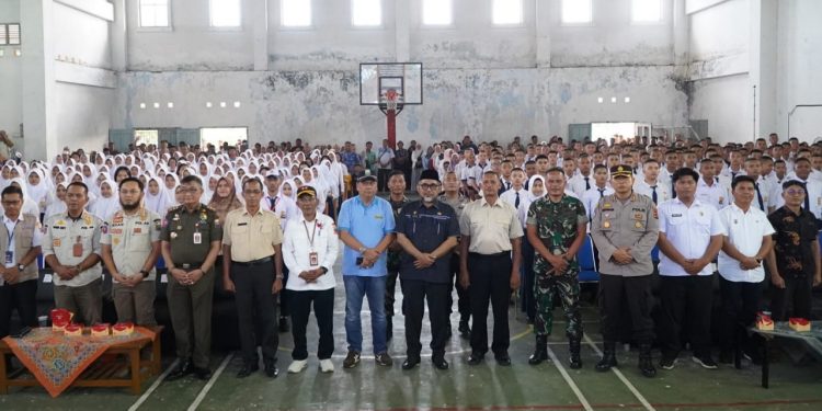 Sekda Sudirman Harap Anak Didik SMAN Titian Teras Unggul dan Berkualitas