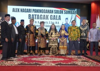 Gubernur Al Haris dan Hesnidar Haris Dianugerahi Gelar Adat Nagari Paninggahan Solok