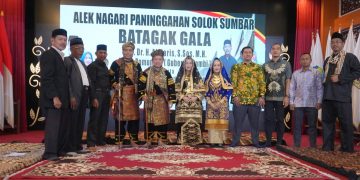 Gubernur Al Haris dan Hesnidar Haris Dianugerahi Gelar Adat Nagari Paninggahan Solok