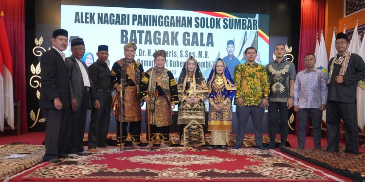 Gubernur Al Haris dan Hesnidar Haris Dianugerahi Gelar Adat Nagari Paninggahan Solok