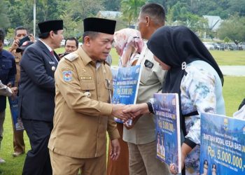 Gubernur Al Haris Serahkan Bantuan Dumisake UMKM dan Kehutanan di Sarolangun