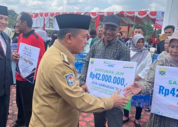 Gubernur Al Haris Serahkan Santunan Kematian BPJS Ketenagakerjaan di Sarolangun