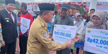 Gubernur Al Haris Serahkan Santunan Kematian BPJS Ketenagakerjaan di Sarolangun