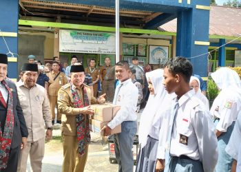 Serahkan Dumisake Bantuan Pendidikan, Al Haris: Ini Adalah Bukti Kehadiran Pemerintah untuk Mendukung Pendidikan