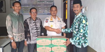 Meriahkan Peringatan HUT RI Ke-79 dan HUT Tanjab Barat Ke-59, PD DMI Tanjab Barat Berikan Bantuan Peralatan Kebersihan Masjid