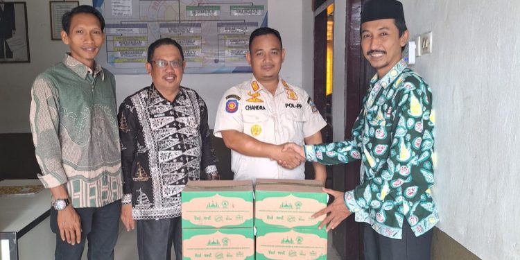 Meriahkan Peringatan HUT RI Ke-79 dan HUT Tanjab Barat Ke-59, PD DMI Tanjab Barat Berikan Bantuan Peralatan Kebersihan Masjid
