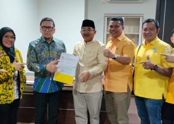 Resmi, Golkar Serahkan SK Dukungan ke Pasangan Anwar Sadat-Katamso di Pilkada Tanjab Barat 2024