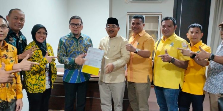 Resmi, Golkar Serahkan SK Dukungan ke Pasangan Anwar Sadat-Katamso di Pilkada Tanjab Barat 2024