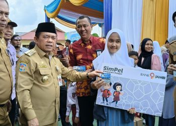 Gubernur Al Haris Serahkan Bantuan Peralatan dan SPP Program Dumisake Pendidikan di Merangin