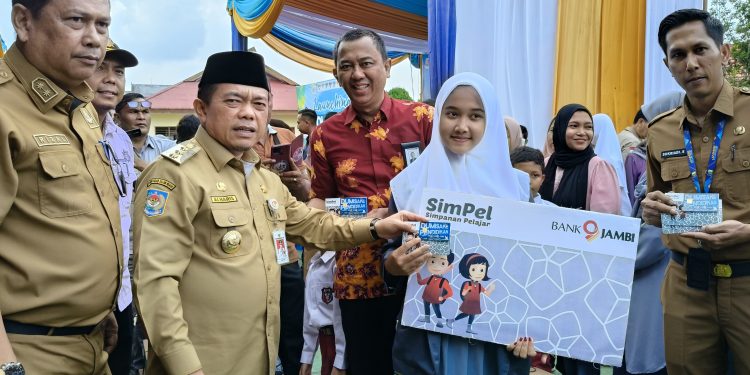 Gubernur Al Haris Serahkan Bantuan Peralatan dan SPP Program Dumisake Pendidikan di Merangin