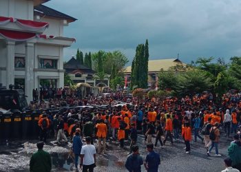 Tolak revisi UU Pilkada, Aliansi mahasiswa Jambi Geruduk Kantor DPRD Provinsi Jambi