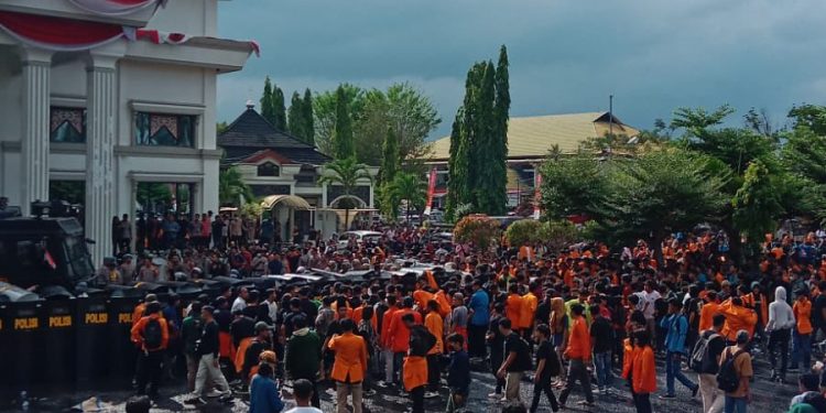 Tolak revisi UU Pilkada, Aliansi mahasiswa Jambi Geruduk Kantor DPRD Provinsi Jambi