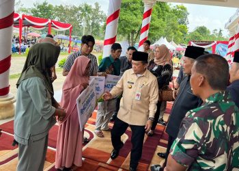 Gubernur Al Haris Serahkan Santunan BPJS Ketenagakerjaan di Pengukuhan Kades Muaro Jambi