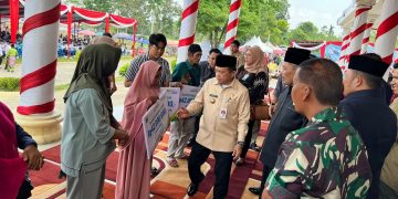 Gubernur Al Haris Serahkan Santunan BPJS Ketenagakerjaan di Pengukuhan Kades Muaro Jambi