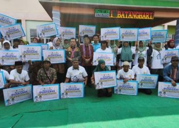Gubernur Al Haris Serahkan Bantuan Dumisake untuk Warga Batanghari