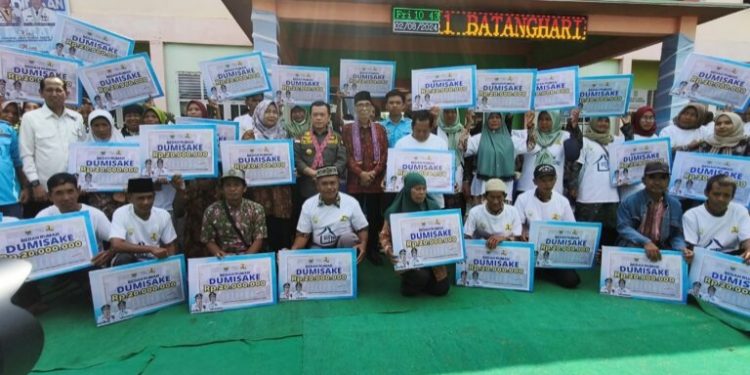 Gubernur Al Haris Serahkan Bantuan Dumisake untuk Warga Batanghari