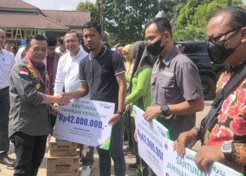 Gubernur Al Haris Serahkan Santunan Jaminan Kematian Program BKBK