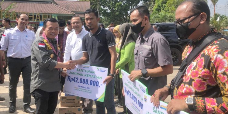 Gubernur Al Haris Serahkan Santunan Jaminan Kematian Program BKBK