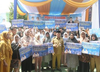Gubernur Al Haris Serahkan Bantuan Bedah Rumah dan Modal UMKM Program Dumisake