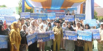 Gubernur Al Haris Serahkan Bantuan Bedah Rumah dan Modal UMKM Program Dumisake