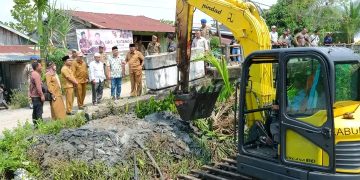 Bupati Tanjab Barat Pantau Normalisasi Parit Lapis, Langkah Konkret Atasi Banjir di Sungai Nibung