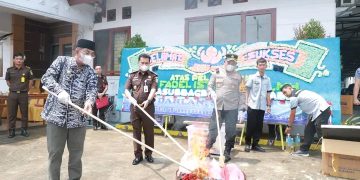 Bupati UAS Saksikan Pemusnahan Barang Bukti dari 73 Perkara Pidana di Kejari Tanjab Barat