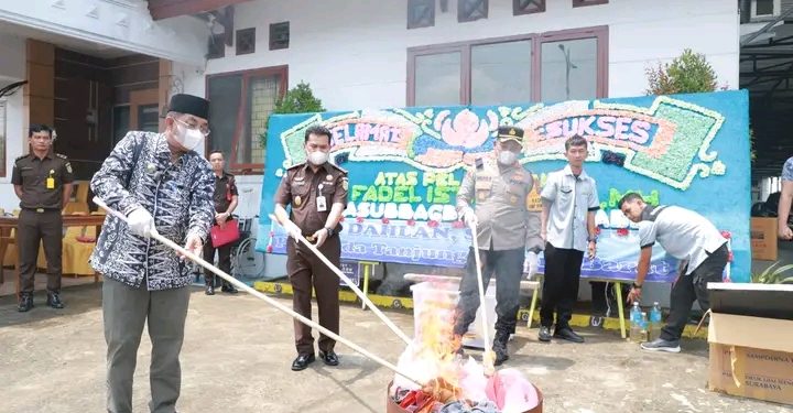 Bupati UAS Saksikan Pemusnahan Barang Bukti dari 73 Perkara Pidana di Kejari Tanjab Barat