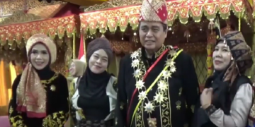 Hari Adat Melayu Jambi 2024, Gubernur Al Haris Dampingi Ketua LAM Kukuhkan Danrem dan 6 Tokoh Jambi