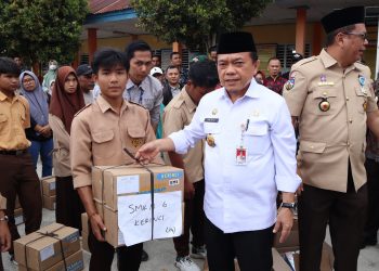 Al Haris Serahkan Dumisake Bantuan Pendidikan dan Modal UMKM di Kerinci