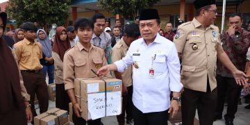 Al Haris Serahkan Dumisake Bantuan Pendidikan dan Modal UMKM di Kerinci
