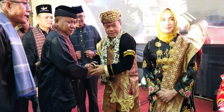Al Haris Dianugerahi Gelar Adat Sutan Rajo Alam Nan Kuniang Oleh LKAAM Pariaman