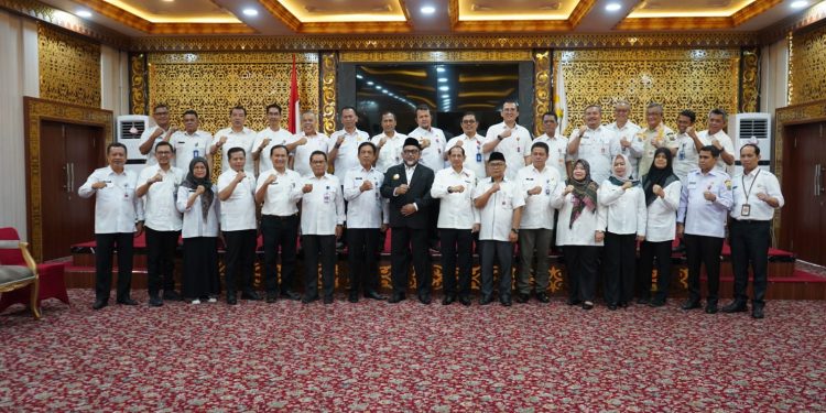 Pimpin Rapat Perdana, Pjs Gubernur Sudirman Pastikan Pembangunan dan Pelayanan Masyarakat Tetap Berjalan