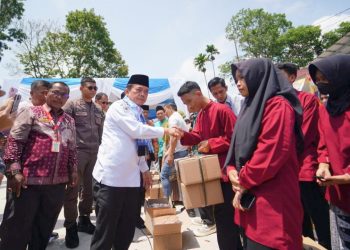Gubernur Al Haris Serahkan Bantuan Pendidikan Seragam Sekolah di SMK 1 Sungai Penuh