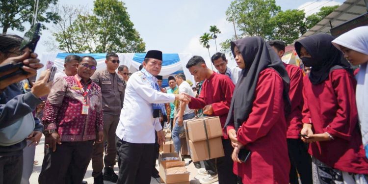 Gubernur Al Haris Serahkan Bantuan Pendidikan Seragam Sekolah di SMK 1 Sungai Penuh
