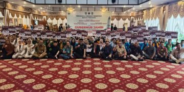 376 Beasiswa Jambi Terima Bantuan Beasiswa Dumisake dari Gubernur Al Haris