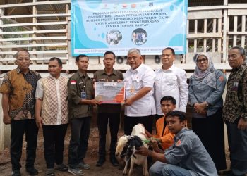 Bantu Pengembangan Usaha Masyarakat, SKK Migas – PetroChina Berikan Bantuan 30 Ekor Kambing di Desa Terjun Gajah