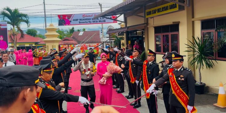 Resmi Jabat Kapolres Kerinci, Kedatangan AKBP Arya Tesa Brahmana Disambut Tarian dan Pedang Pora