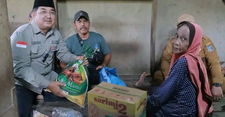 Bupati Anwar Sadat Ulurkan Bantuan untuk Nenek Partiyah yang Derita Penyakit Kulit