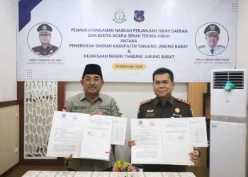 Perkuat Kolaborasi dengan Kejari Tanjung Jabung Barat, Bupati UAS Serahkan Hibah Gedung Kantor Kejari di Desa Pembengis
