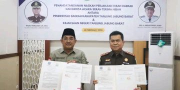 Perkuat Kolaborasi dengan Kejari Tanjung Jabung Barat, Bupati UAS Serahkan Hibah Gedung Kantor Kejari di Desa Pembengis